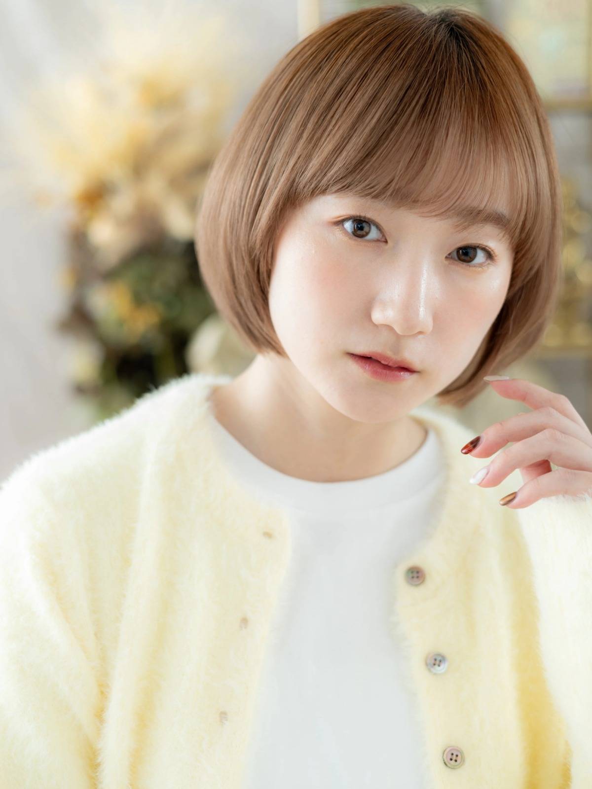 くすみベージュの丸みボブ