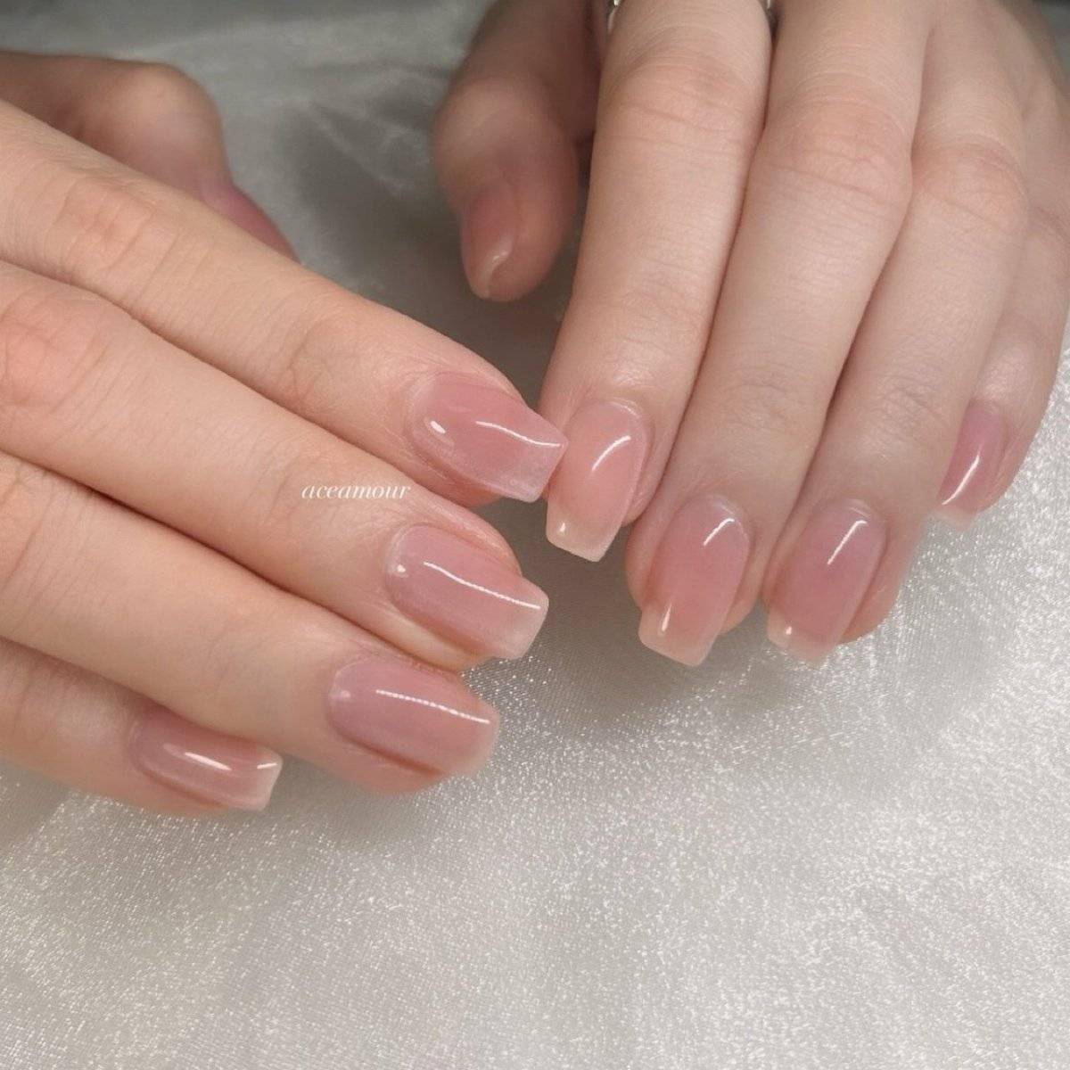 透け感ピンクネイル