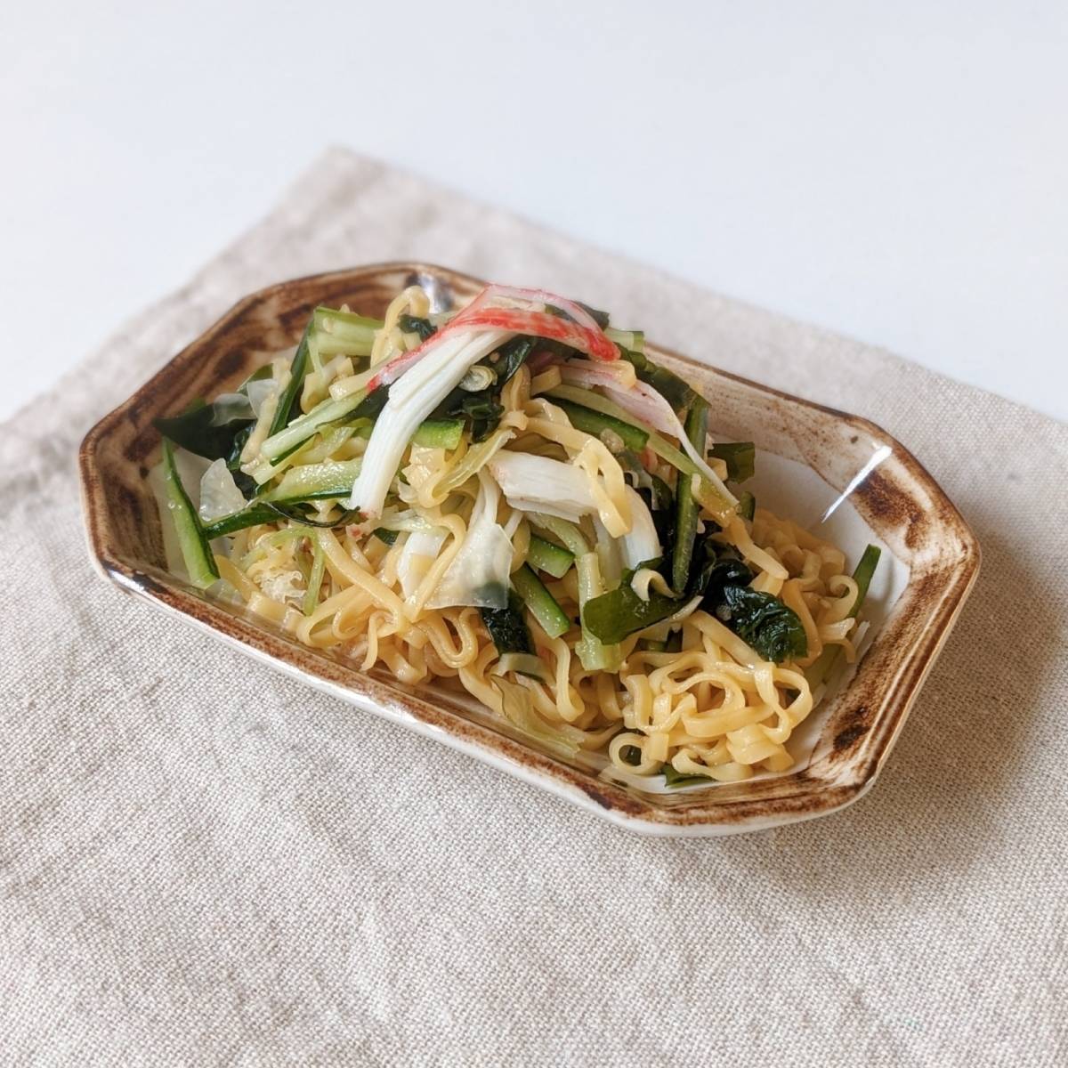 チキンラーメン公式の「神速！お酢がさっぱりクセになる チキラー中華サラダ」のレシピ