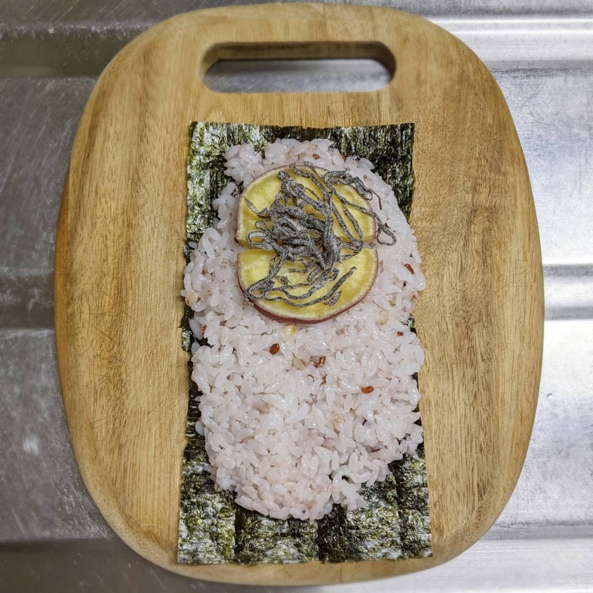 JAグループ公式の「さつまいもと塩昆布の海苔巻きおにぎり」のレシピ