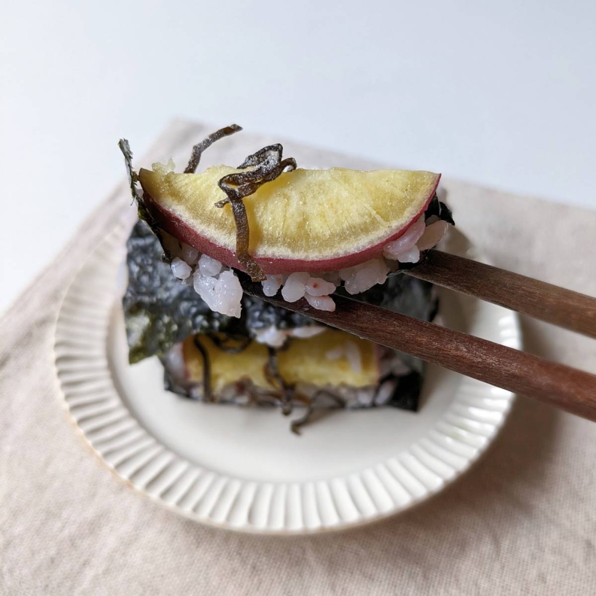JAグループ公式の「さつまいもと塩昆布の海苔巻きおにぎり」のレシピ