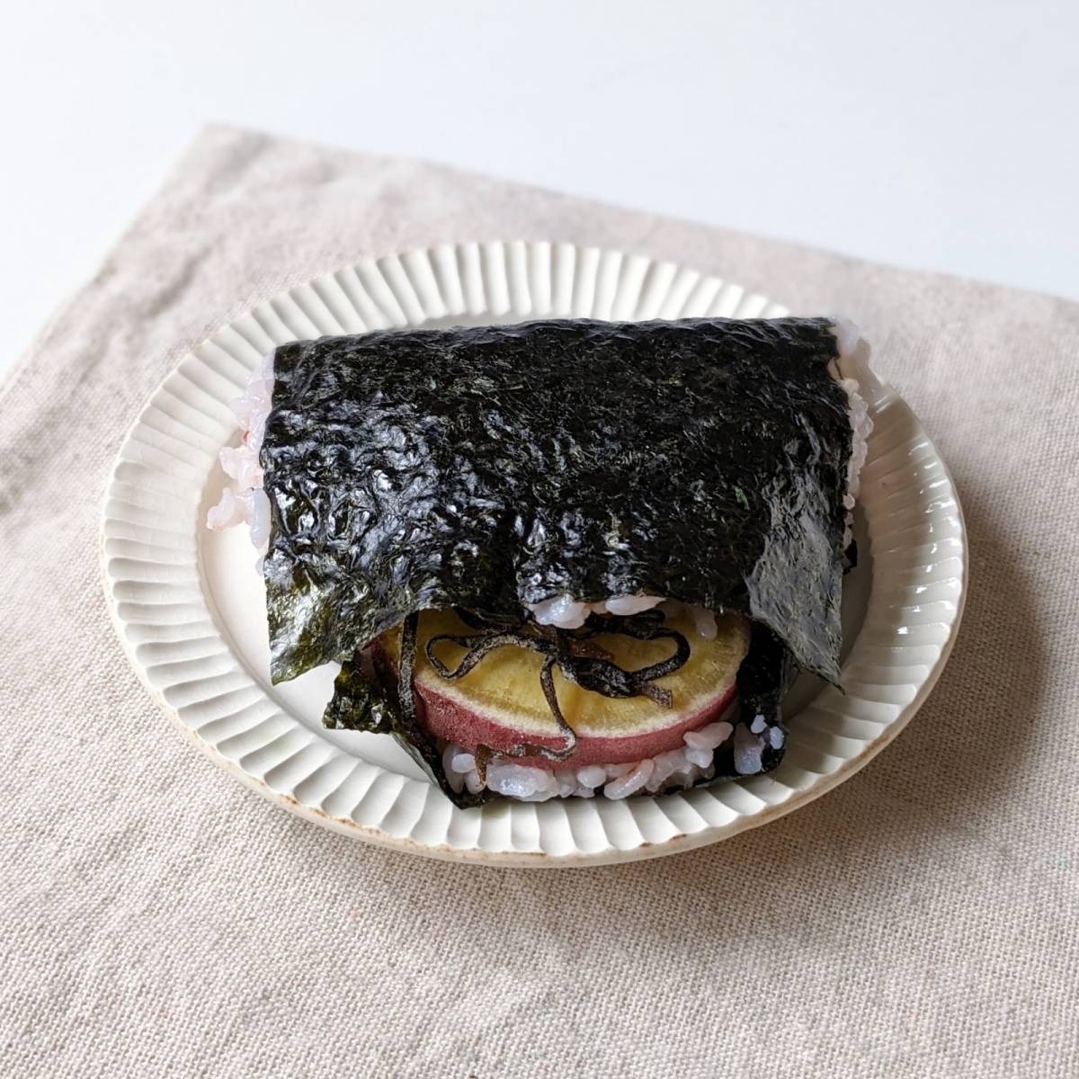 JAグループ公式の「さつまいもと塩昆布の海苔巻きおにぎり」のレシピ