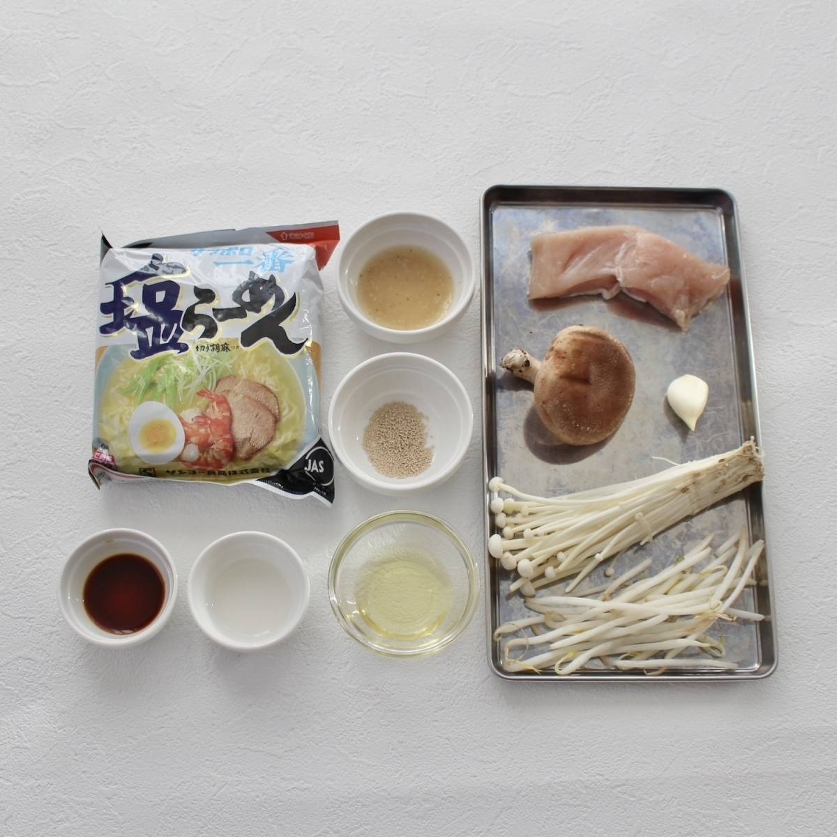 サッポロ一番公式の「きのこと鶏のガーリック塩炒め麺」のレシピ