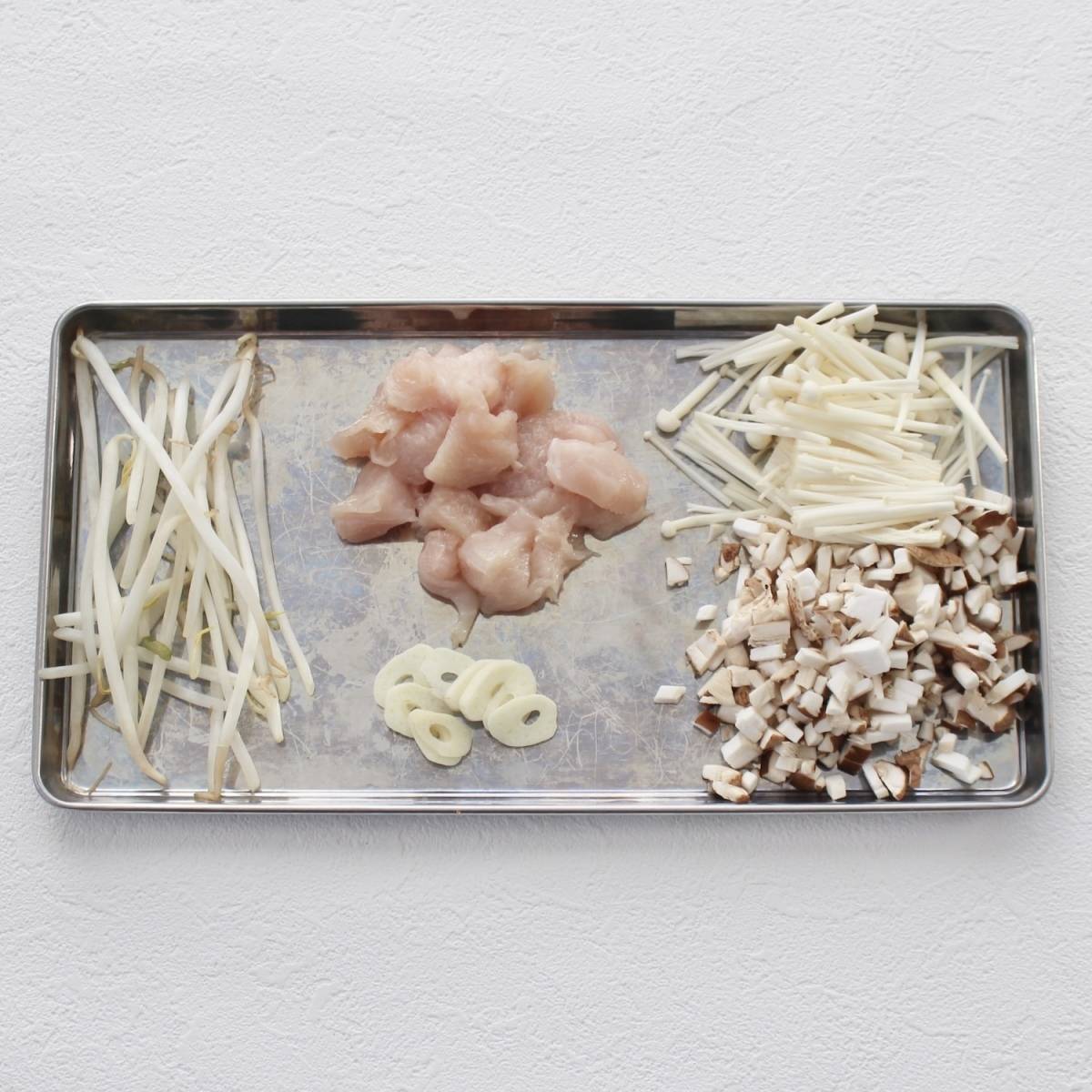 サッポロ一番公式の「きのこと鶏のガーリック塩炒め麺」のレシピ