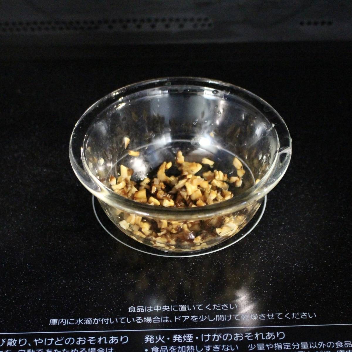 サッポロ一番公式の「きのこと鶏のガーリック塩炒め麺」のレシピ