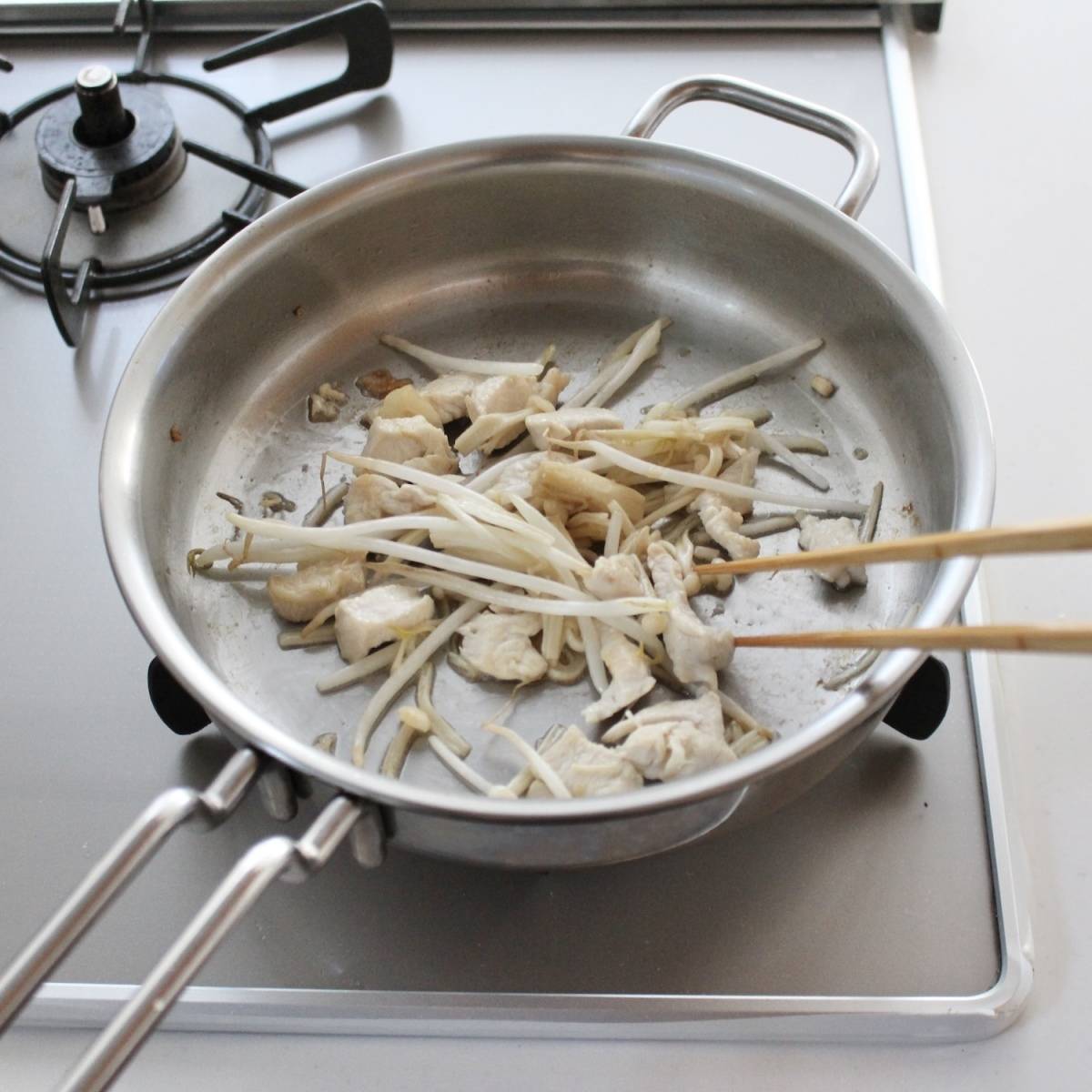 サッポロ一番公式の「きのこと鶏のガーリック塩炒め麺」のレシピ