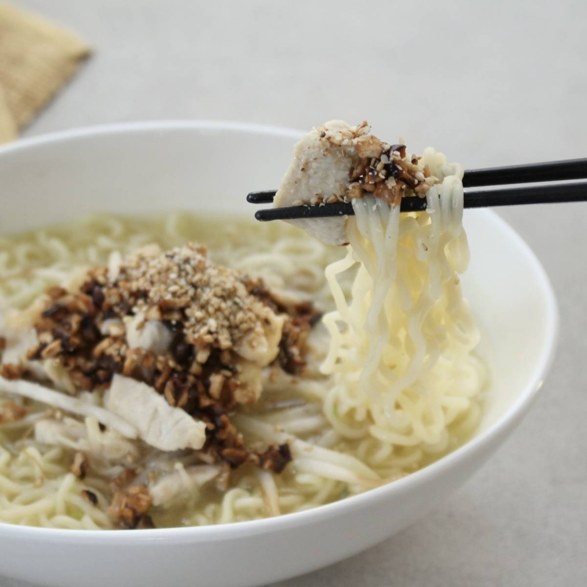 サッポロ一番公式の「きのこと鶏のガーリック塩炒め麺」のレシピ