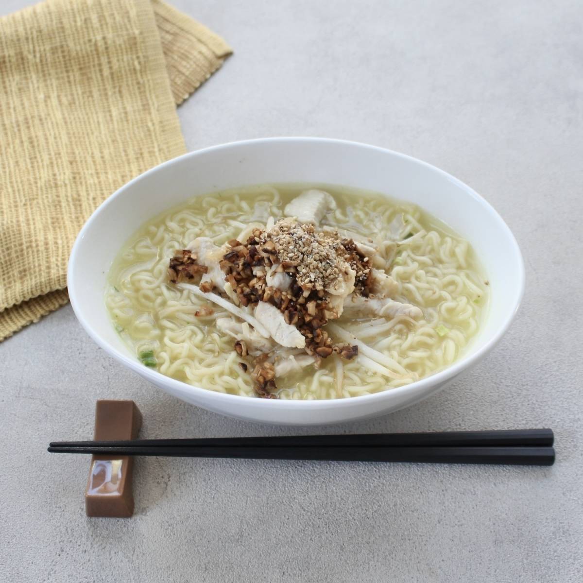 サッポロ一番公式の「きのこと鶏のガーリック塩炒め麺」のレシピ