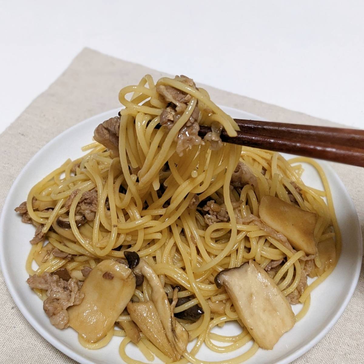 マ・マー公式の「しめじと牛肉の和風スパゲティ」のレシピ