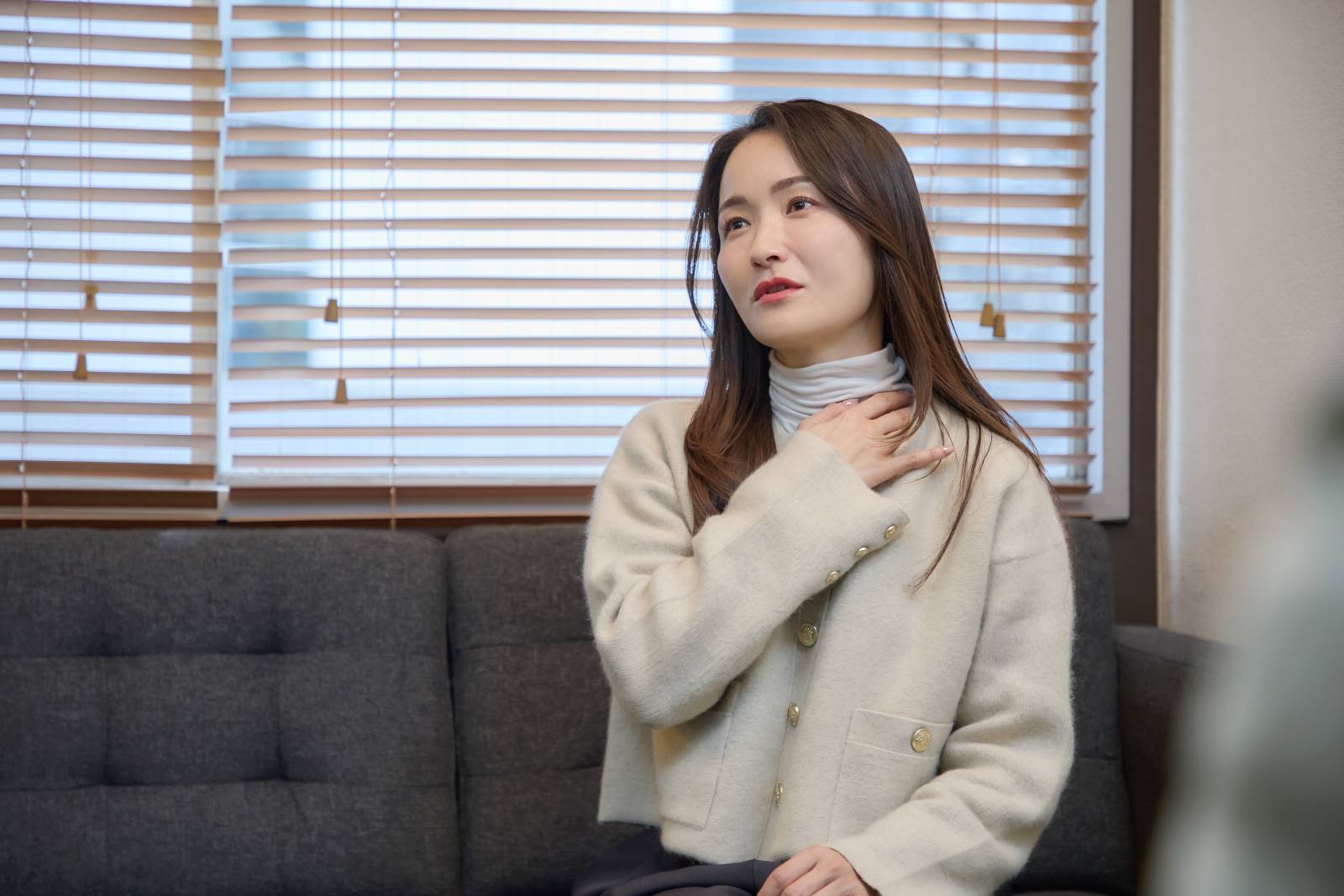 インタビューに答える女性モデル