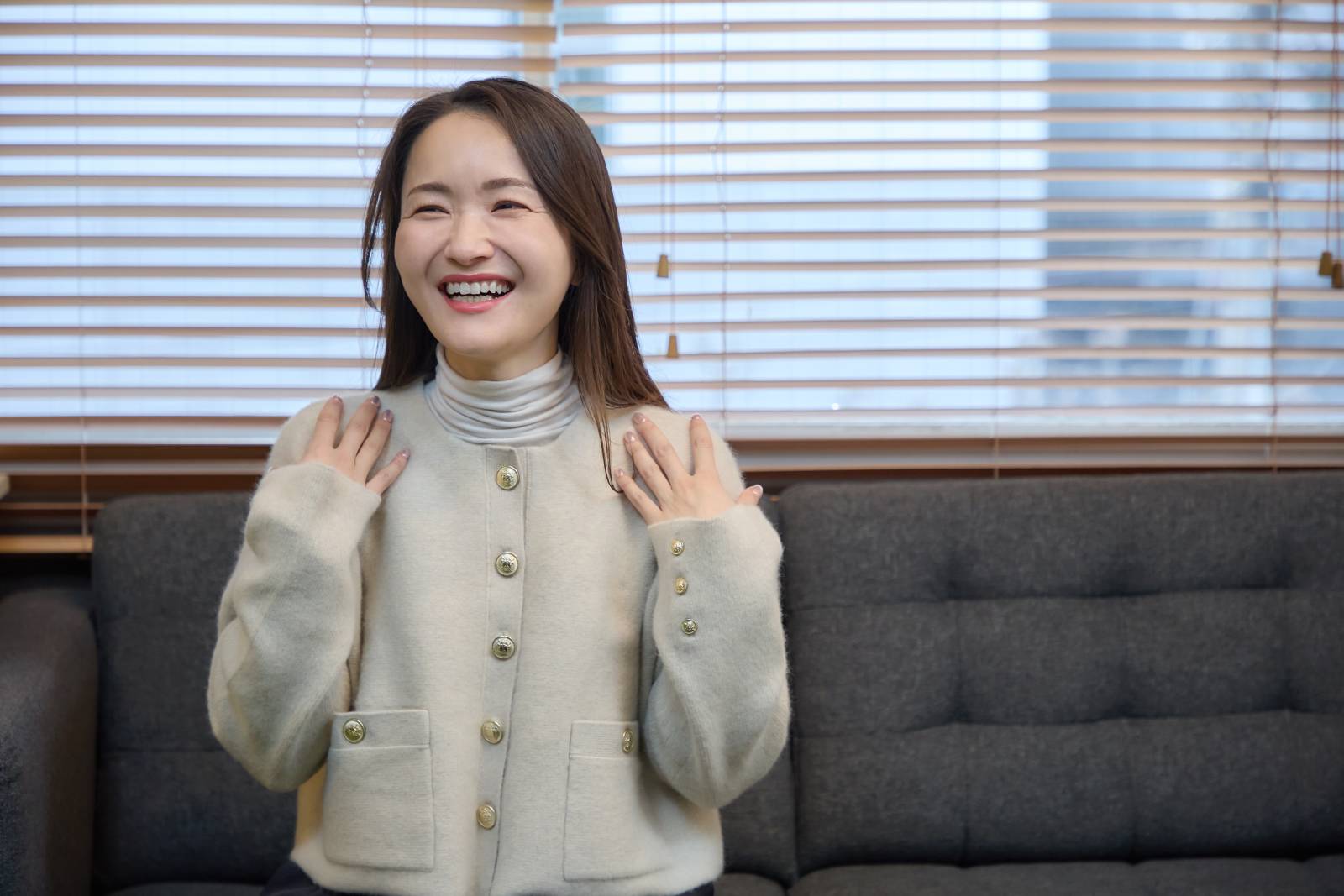 インタビューに答える女性モデル