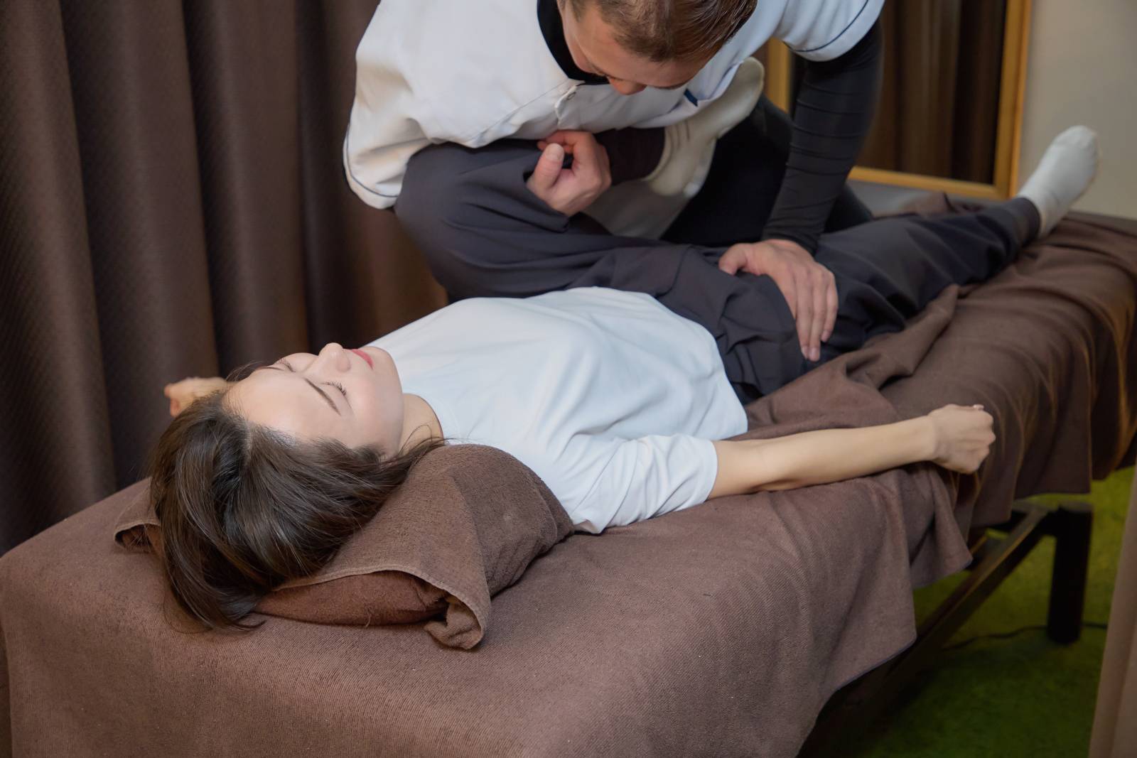 整体術を受ける女性