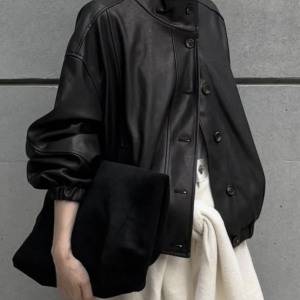 引き締め役はこれ。ハリ艶「レザーブルゾン」でつくる大人のメリハリコーデ