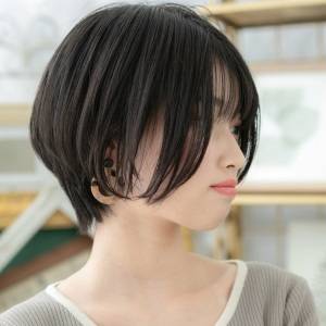  シックなカラーの前下がりショート 