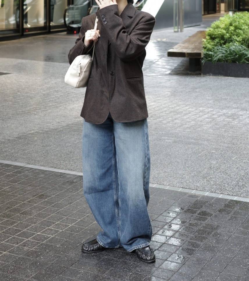デニムにローファーを合わせたコーディネート