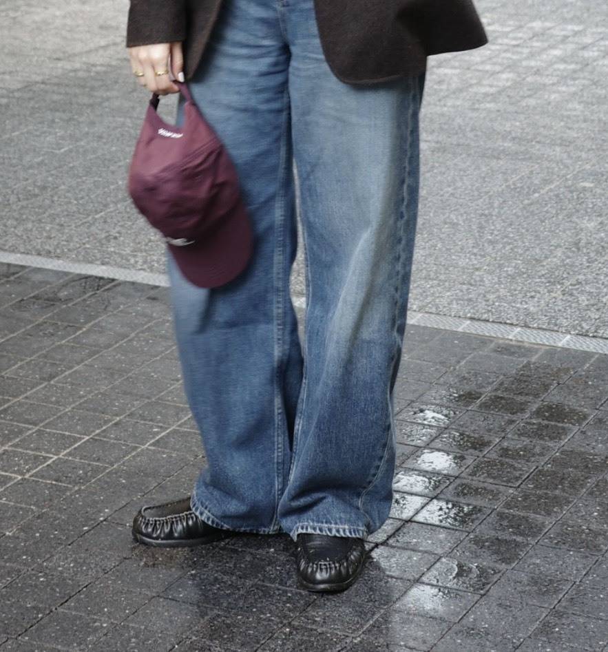 デニムにローファーを合わせたコーディネート