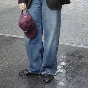 カジュアルが品よく整う。「デニム×ローファー」でつくる大人の抜け感コーデ