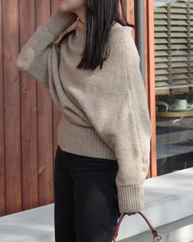 ケープオフショルニット