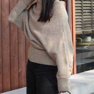 ケープの重なりがお洒落♪自然と体型カバーしてくれる「ケープオフショルニット」