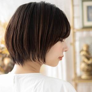  シックなカラーの前下がりショート 