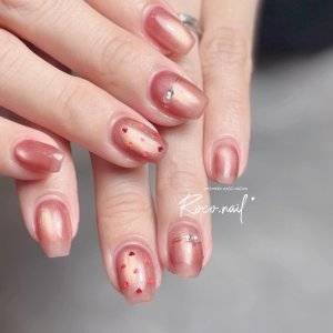 【2026年2月】シーズンムードが高まる。最新ピンクブラウンネイル5選