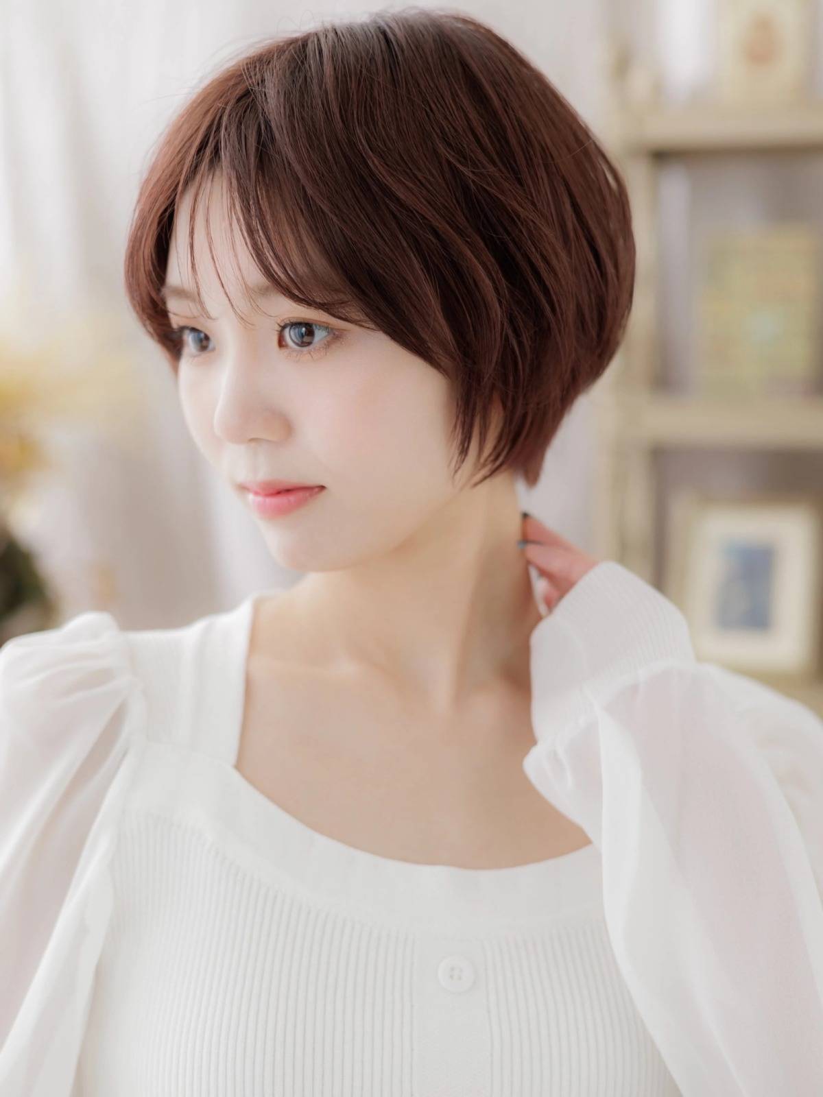 チェリーレッドの前下がりショート