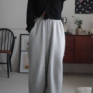 おうちも外もこれでいい。ゆるいのに上品【UNIQLO：C】スウェットパンツ