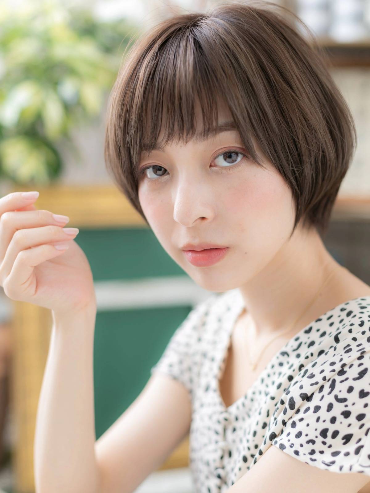 プラチナアッシュの前下がりショート