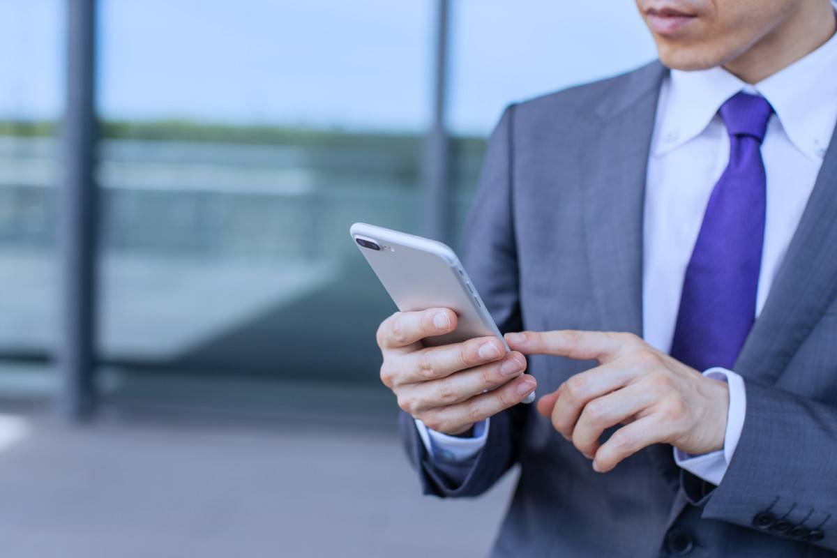 スマホを操作する男性の手元