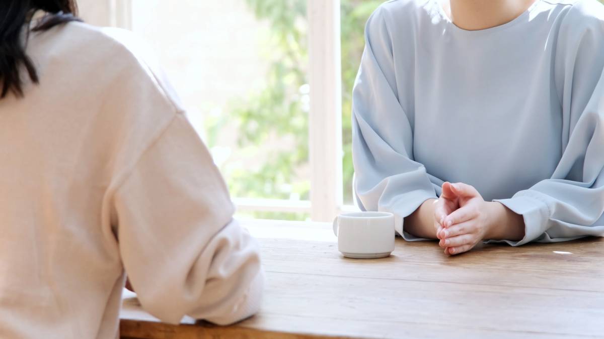 話を聞く女性
