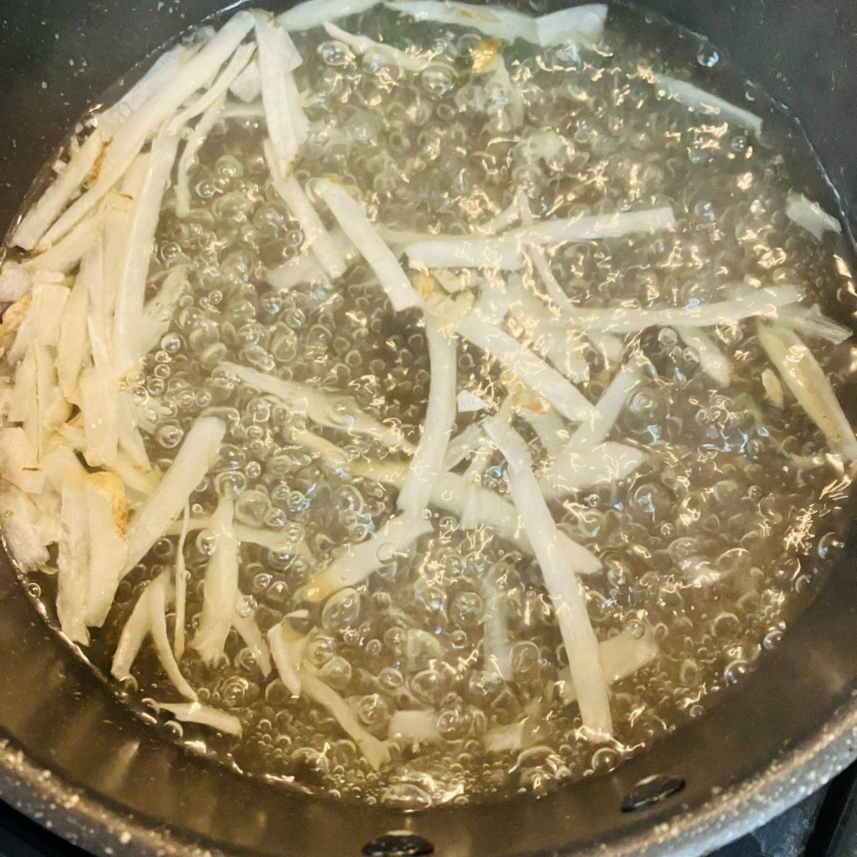 ニッスイ公式の「活ちくわと新ごぼう・桜えびの和風炒飯」のレシピ