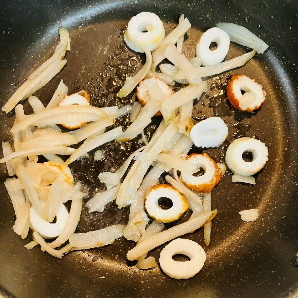 ニッスイ公式の「活ちくわと新ごぼう・桜えびの和風炒飯」のレシピ