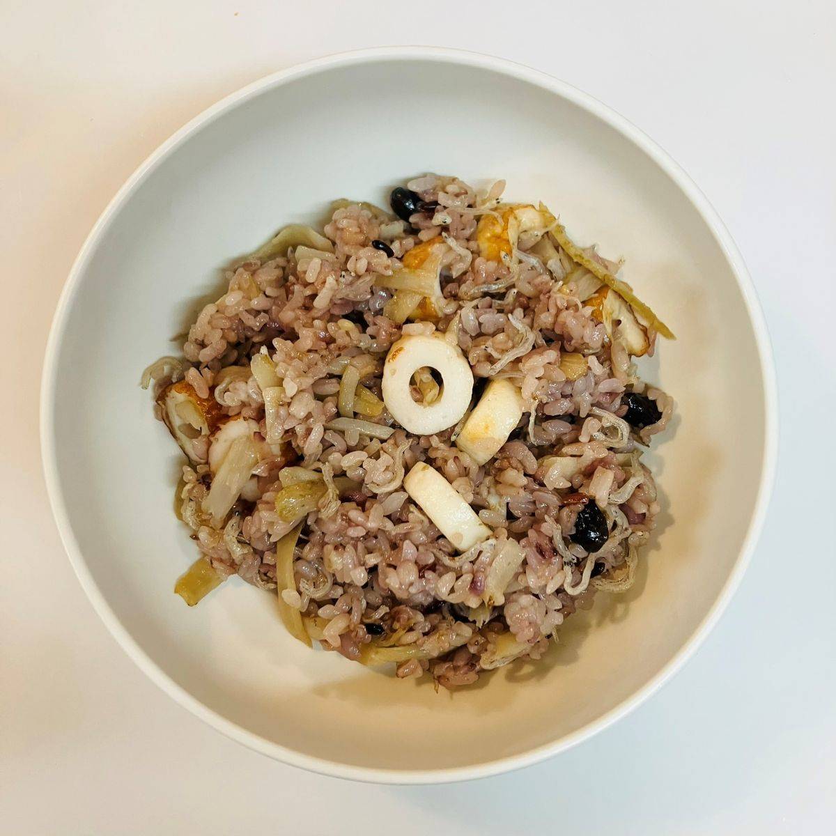 ニッスイ公式の「活ちくわと新ごぼう・桜えびの和風炒飯」のレシピ