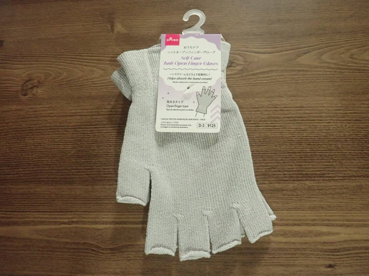 ダイソーのおうちケアニットオープンフィンガーグローブ(グレー)