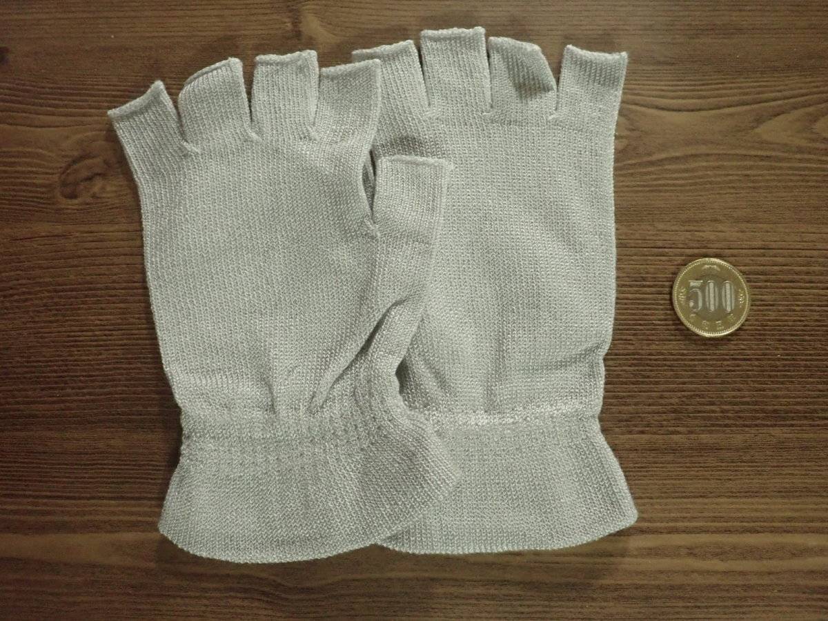 ダイソーのおうちケアニットオープンフィンガーグローブ(グレー)
