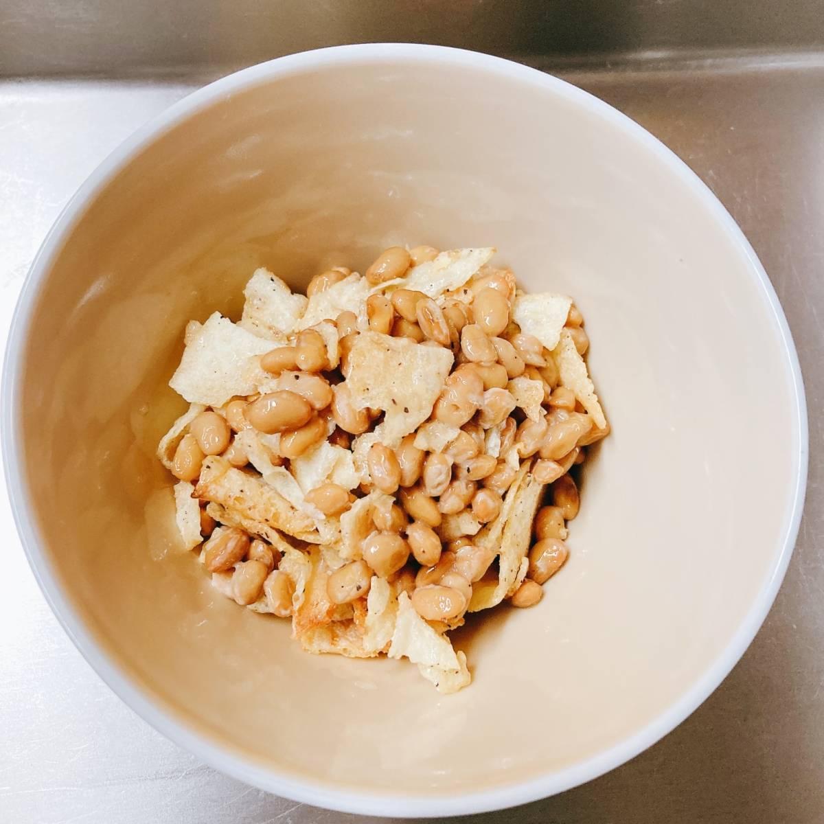 タカノフーズ公式の「砕きせんべい納豆」のレシピ