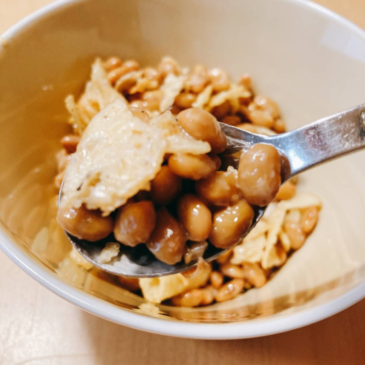 タカノフーズ公式の「砕きせんべい納豆」のレシピ