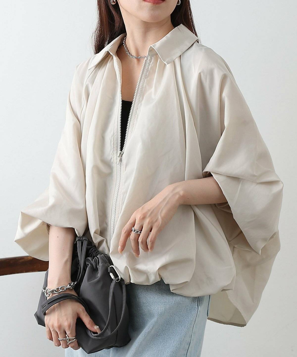 スカートコーデの女性