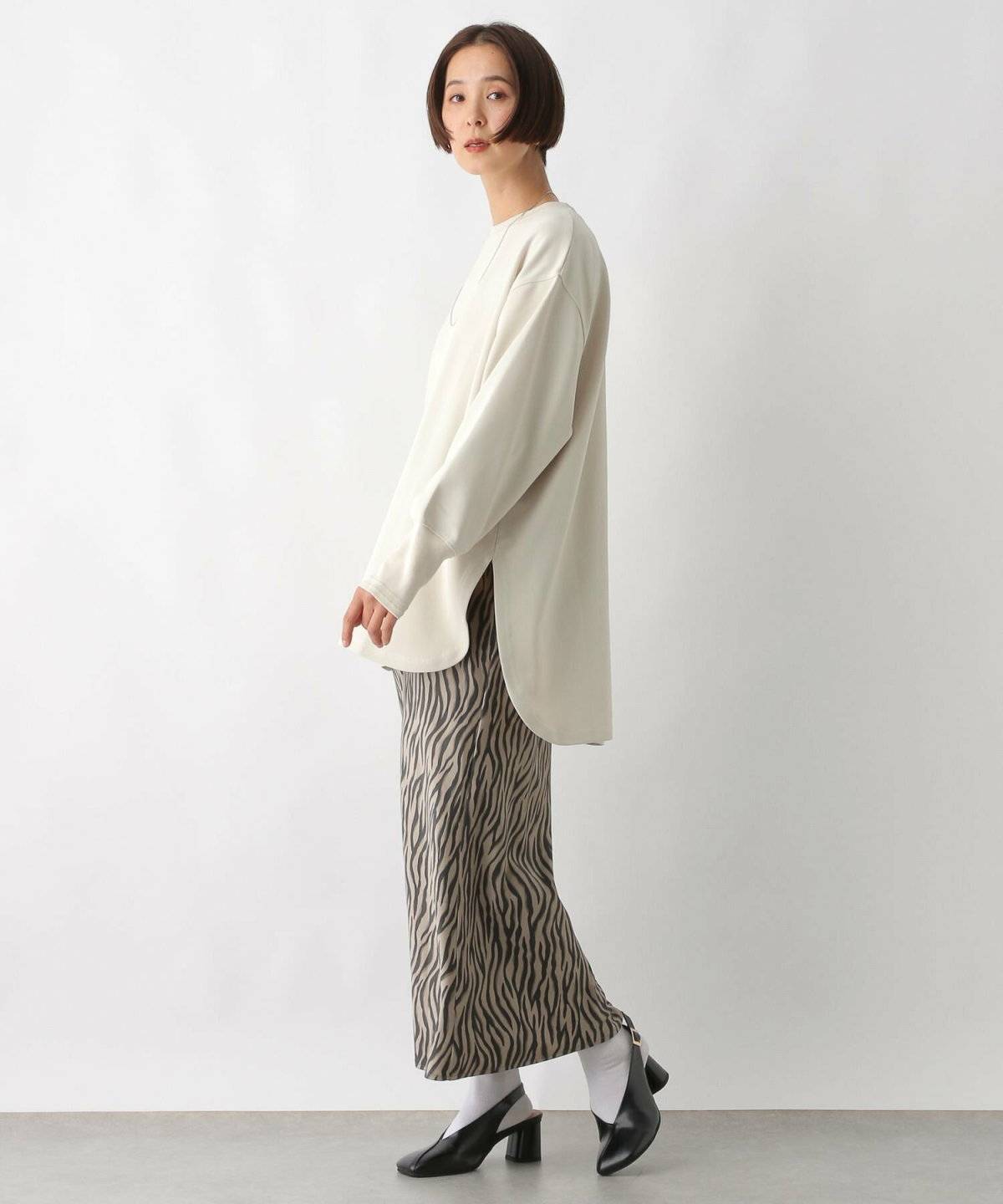 スカートコーデの女性