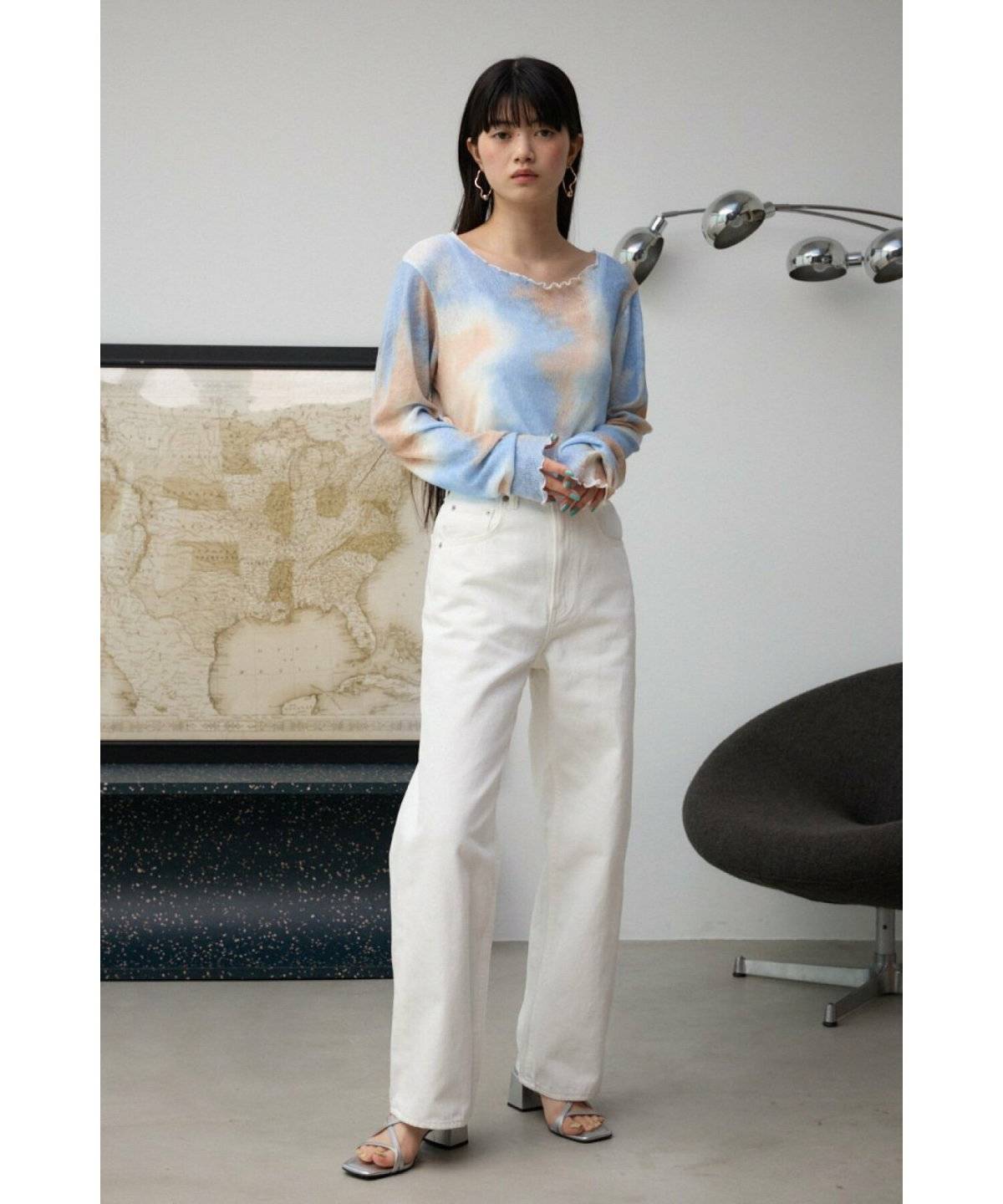 パンツコーデの女性