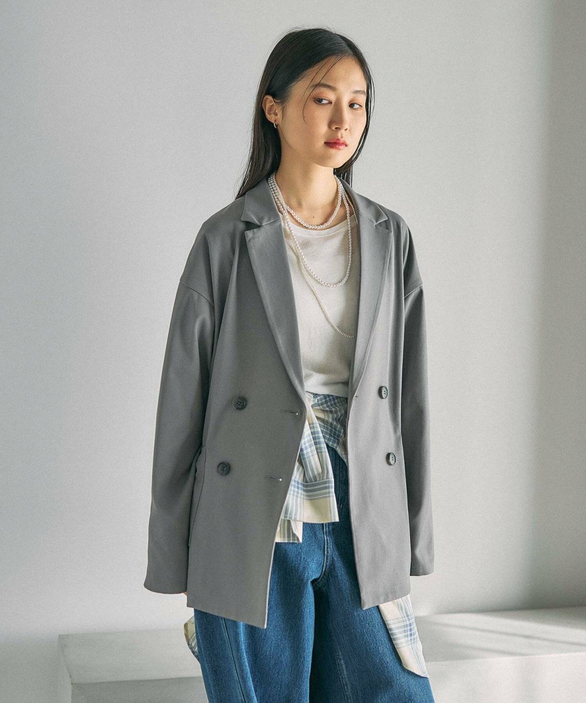 パンツコーデの女性