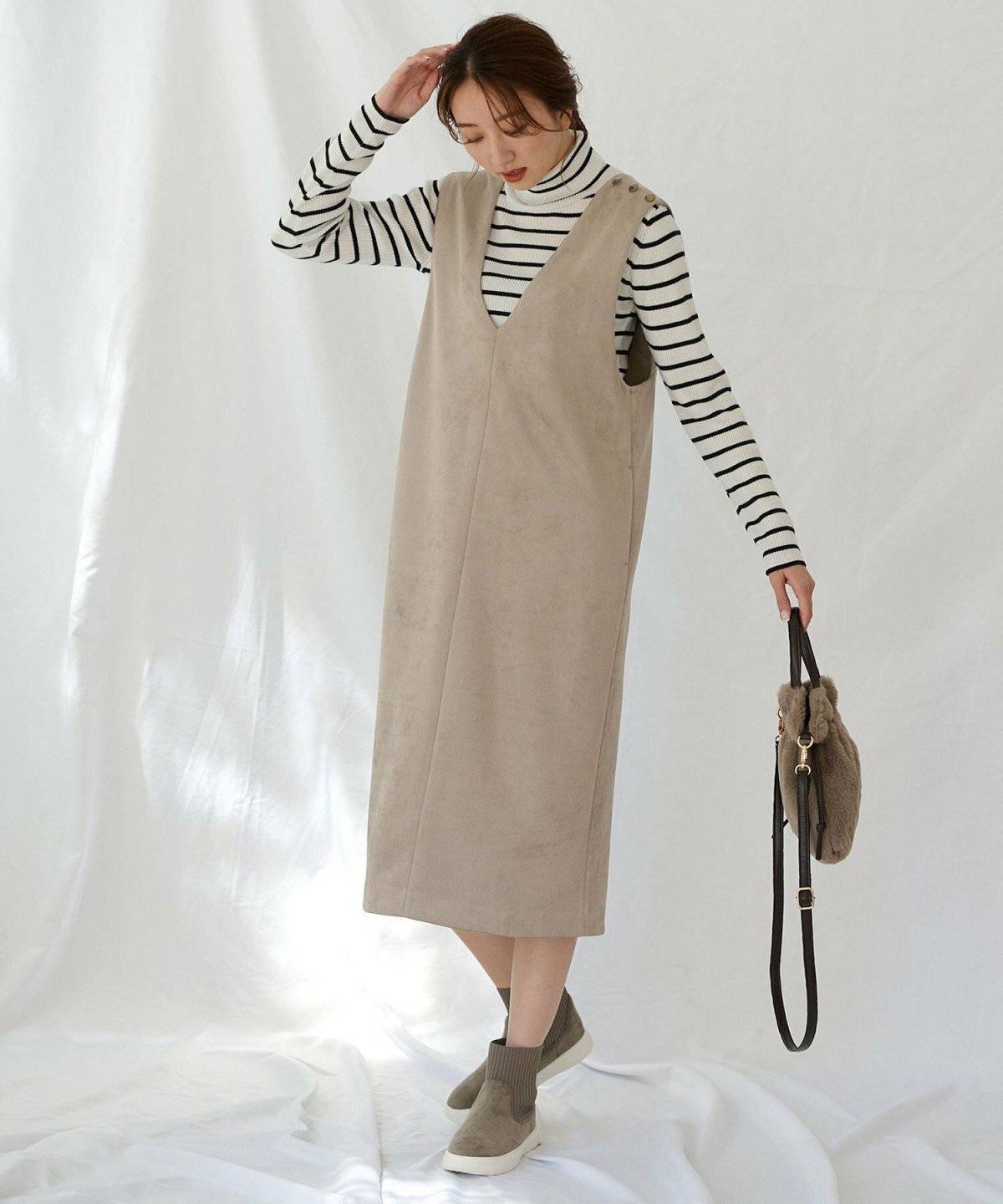 ワンピースコーデの女性