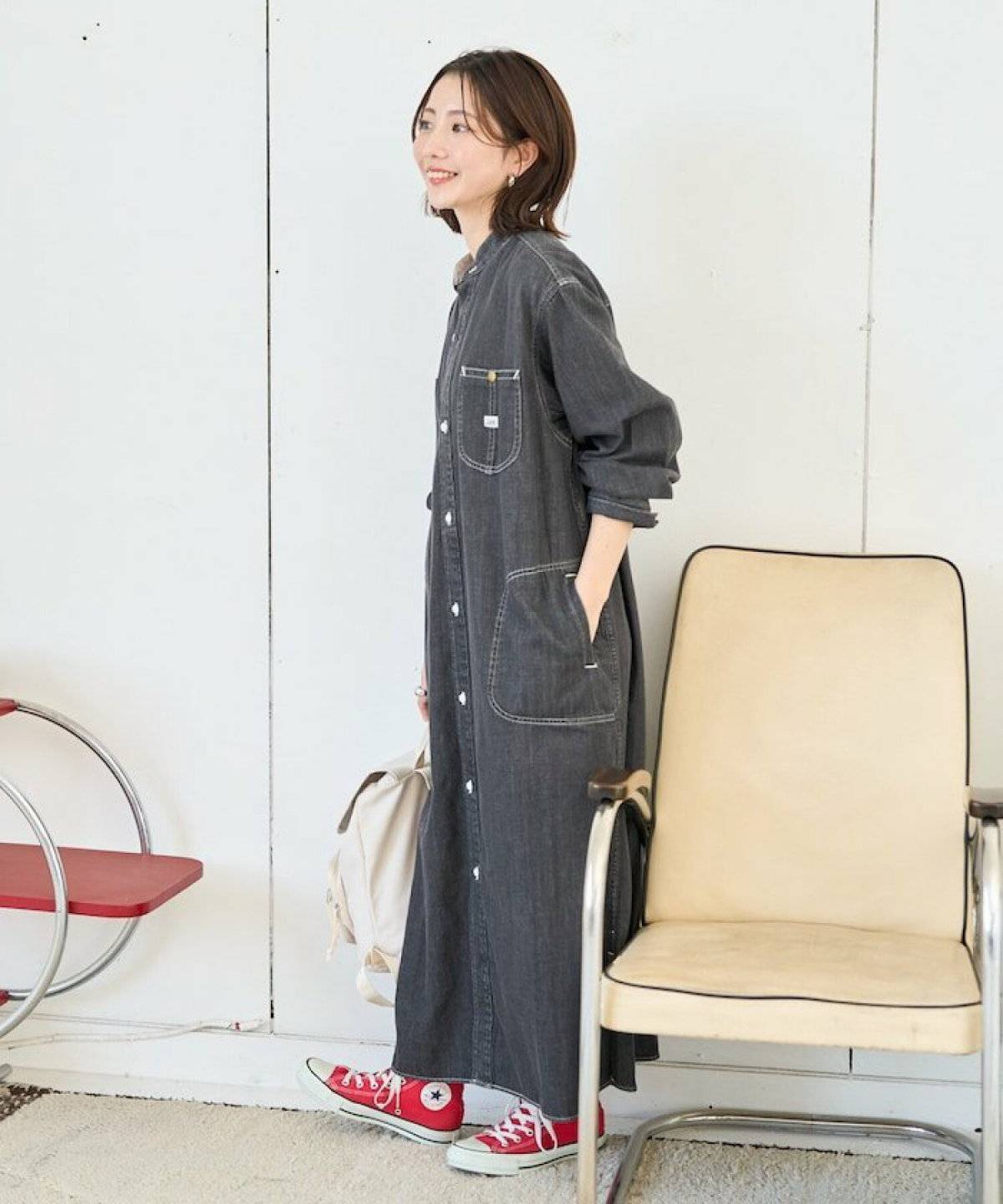 ワンピースコーデの女性