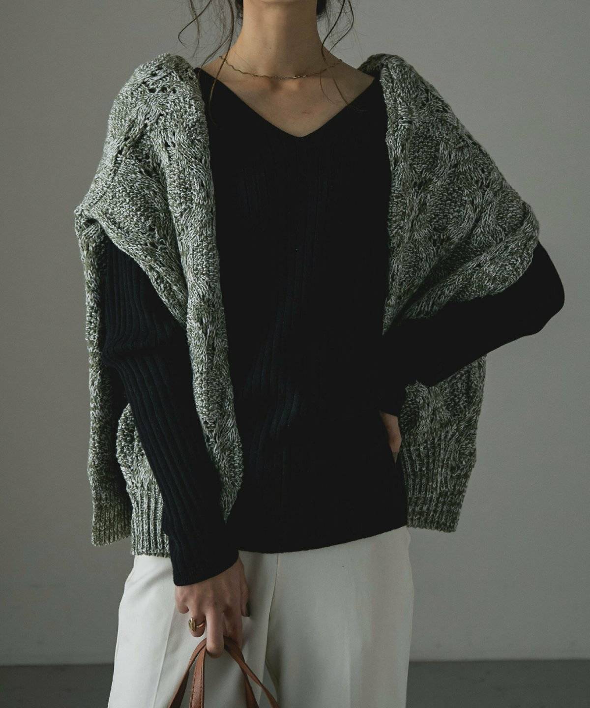 パンツコーデの女性