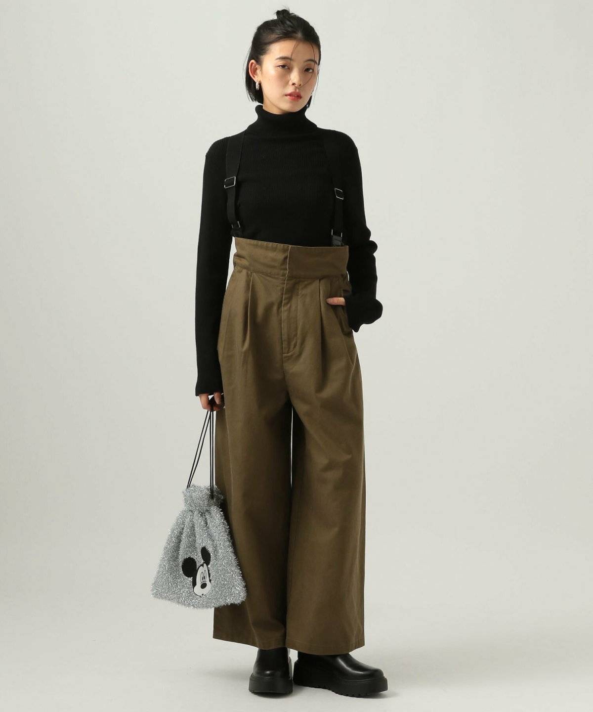 パンツコーデの女性