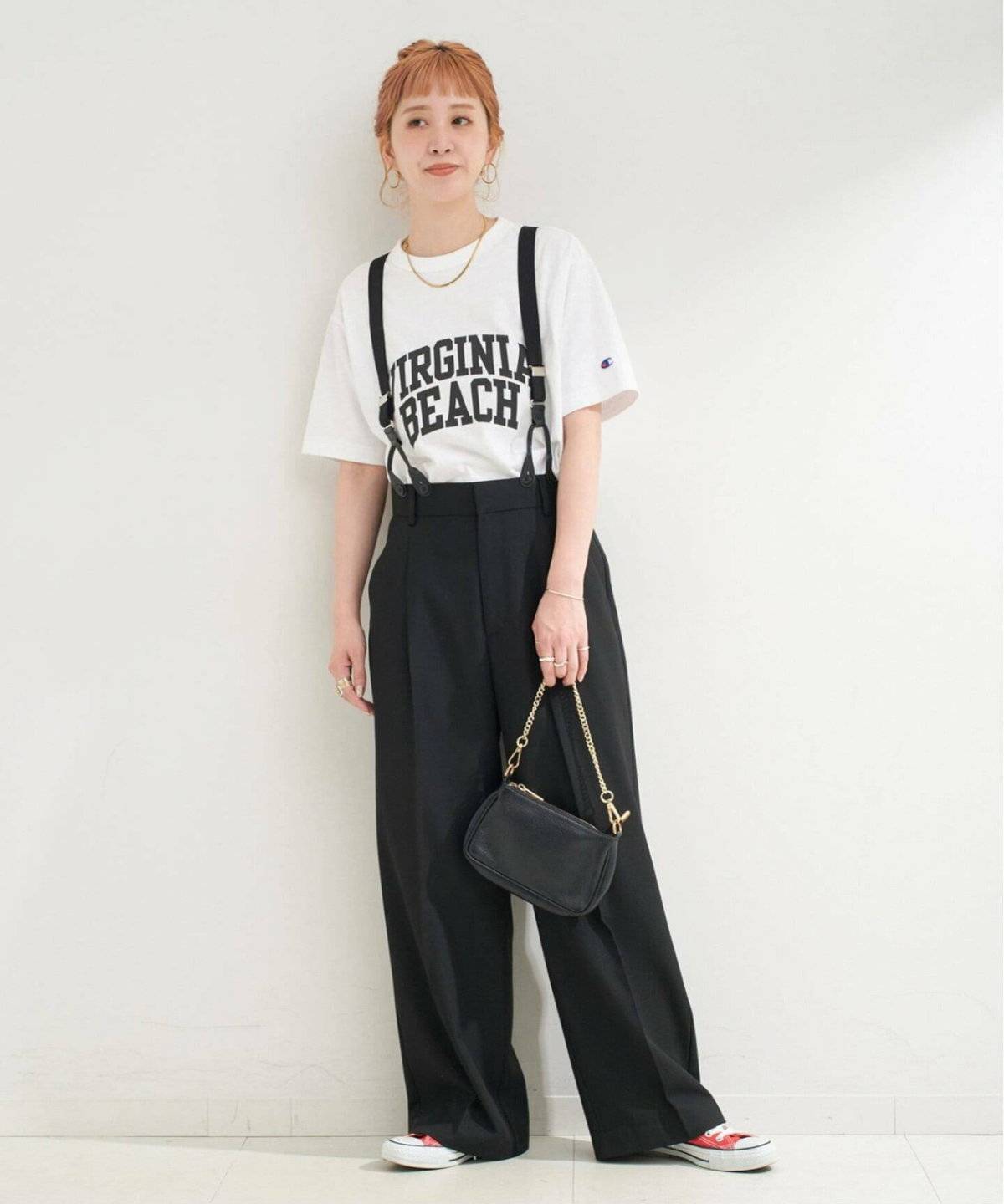 モノトーンコーデの女性