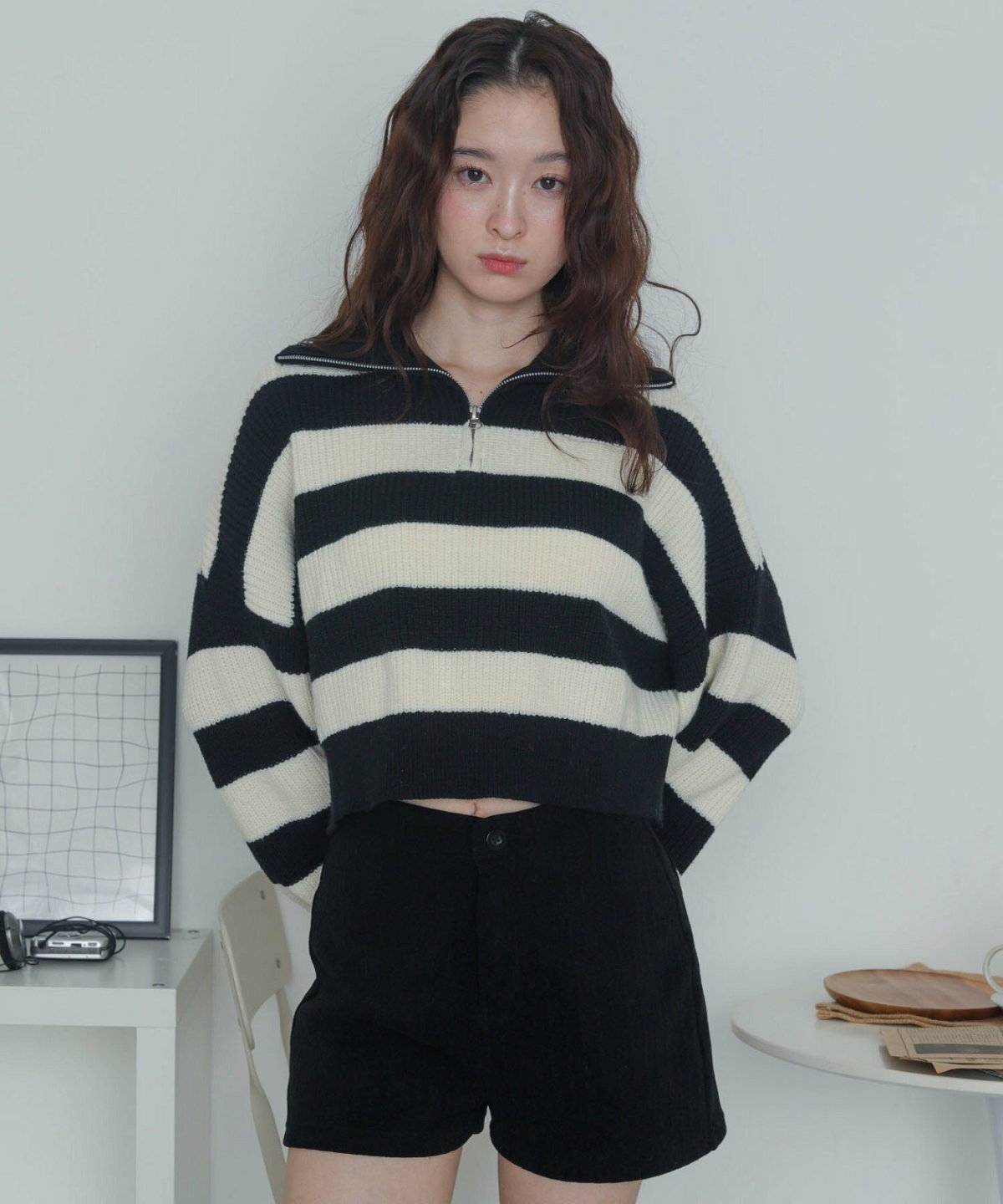 モノトーンコーデの女性