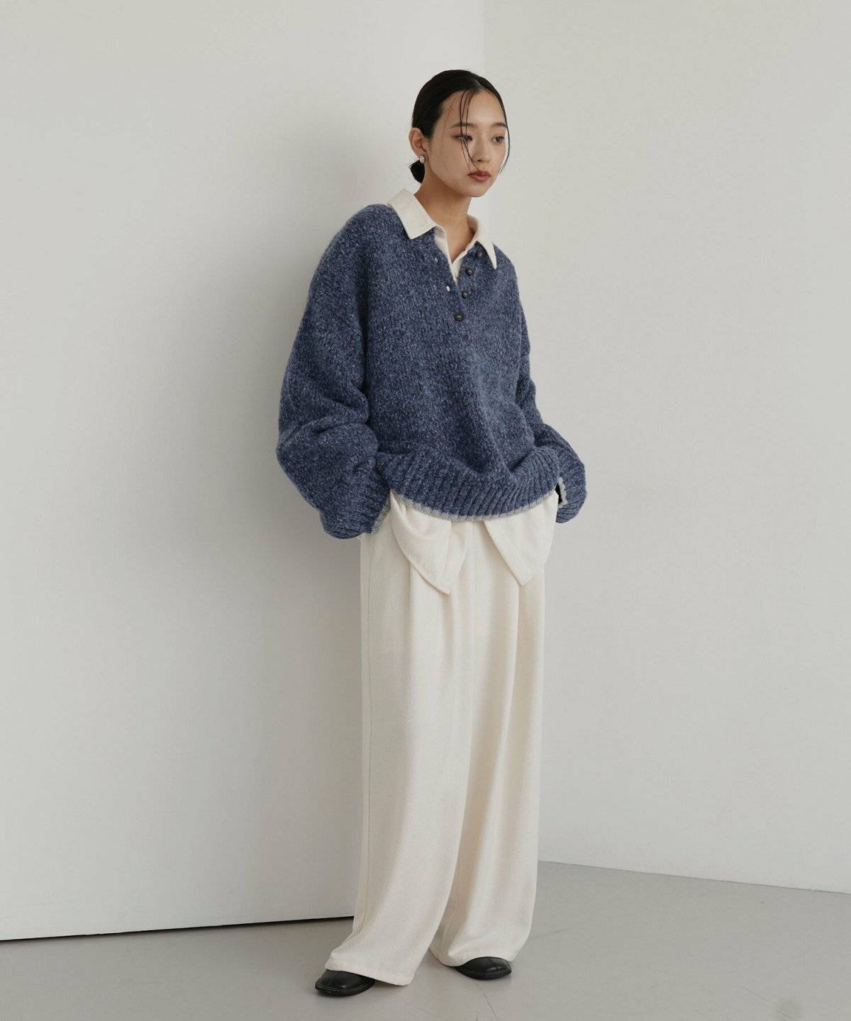 モノトーンコーデの女性