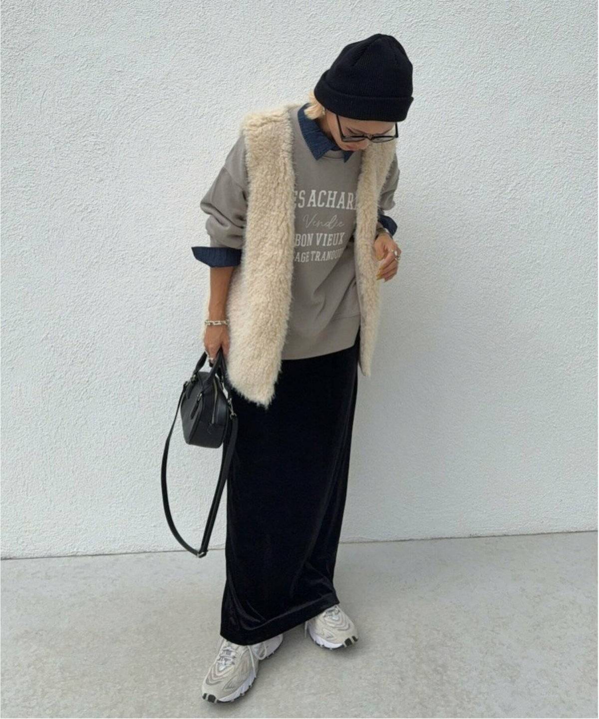 モノトーンコーデの女性