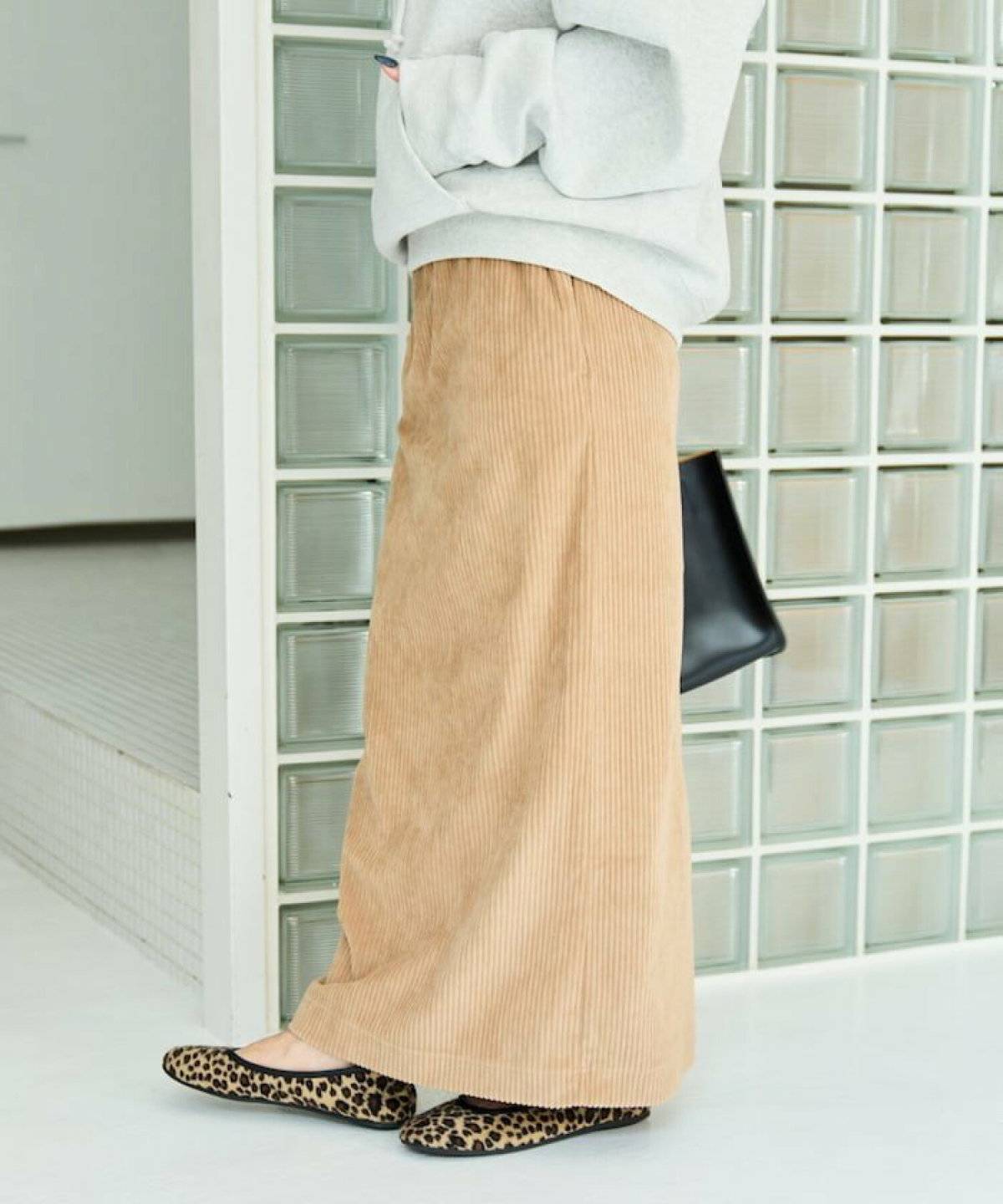 スカートコーデの女性